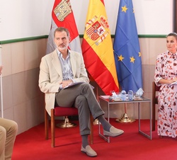 Don Felipe y Doña Letizia en la Reunión de trabajo y diálogo con representantes institucionales y expertos de la Comunidad Autónoma sobre el reto demo