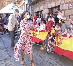 Don Felipe y Doña Letizia durante su recorrido por las calles de Vinuesa