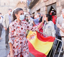 Doña Letizia saluda a los vecinos de Vinuesa