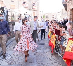 Don Felipe y Doña Letizia en las calles de Vinuesa