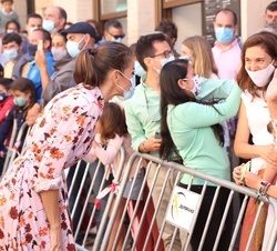 Doña Letizia conversa con los vecinos