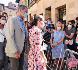 Los Reyes conversan con los vecinos de Vinuesa