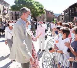 Los Reyes conversan con los vecinos de Vinuesa
