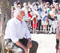 Doña Letizia conversando con una de las personas mayores de Vinuesa