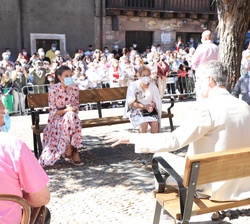 Conversación de los Reyes con las personas mayores de Vinuesa