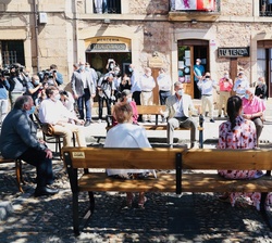 Conversación de los Reyes con las personas mayores de Vinuesa