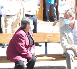 El Rey en conversación con una de las personas mayores de Vinuesa