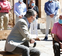 El Rey conversando