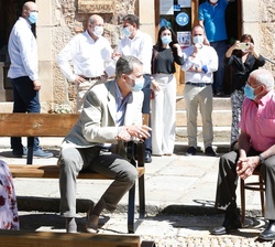 El Rey conversando