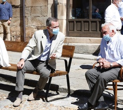 Don Felipe en conversación con una de las personas mayores de Vinuesa