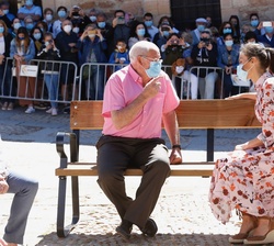 Doña Letizia en conversación con una de las personas mayores de Vinuesa