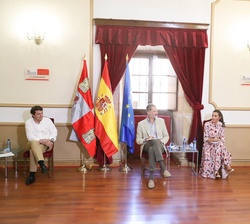 Los Reyes en la reunión con representantes de diferentes sectores de la provincia para conocer de primera mano sus proyectos a futuro y la situación a