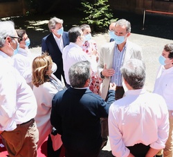 Los Reyes conversan con los representantes tras finalizar la reunión