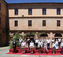 Sus Majestades los Reyes con los representantes asistentes a la reunión