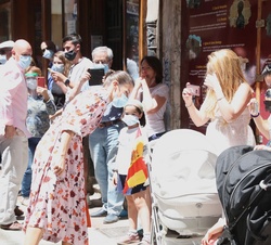 Doña Letizia observa a un niño en su coche de bebé