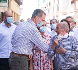 Saludo de Don Felipe con uno de los vecinos