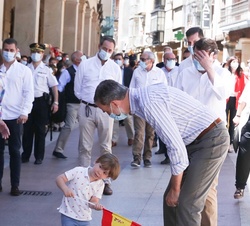 Don Felipe con niño durante el recorrido por las calles de Soria