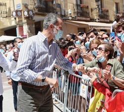 Don Felipe recibe el saludo de los vecinos de Soria durante el recorrido