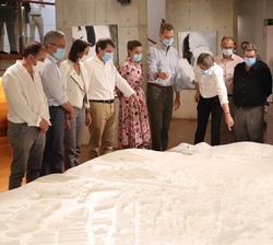 Los Reyes observan la maqueta de la ciudad Soria, con motivo del 900º aniversario de la ciudad, celebrado en 2019