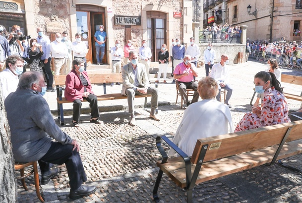 Los Reyes conversan con los visontinos mayores