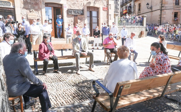 Los Reyes conversan con los visontinos mayores