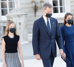 Sus Majestades los Reyes y Sus Altezas Reales la Princesa de Asturias y la Infanta Doña Sofía en el la Plaza de la Armería del Palacio Real de Madrid