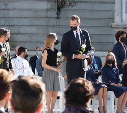Su Majestad el Rey y Su Alteza Real la Princesa de Asturias momentos antes de hacer la ofrenda