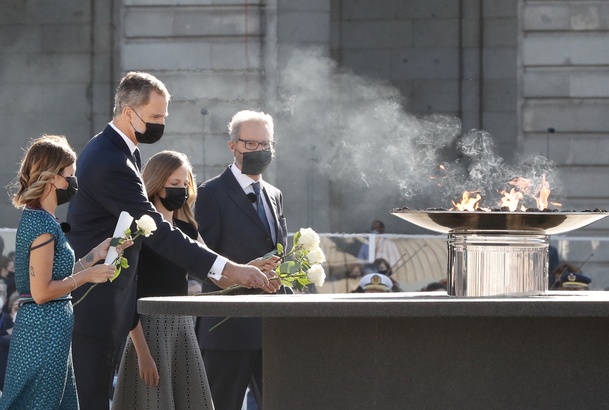 Su Majestad el Rey y Su Alteza Real la Princesa de Asturias junto a Hernando Fernández Calleja y Aroa López Martín en el momento de la ofrenda