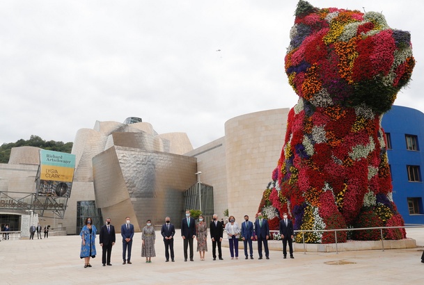 Fotografía de grupo ante el Museo Guggenheim de Sus Majestades los Reyes con las autoridades asistentes al acto