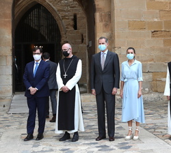 Don Felipe y Doña Letizia, acompañados del ministro de Sanidad, Salvador Illa y la Delegada del Gobierno en Cataluña, Teresa Cunillera junto al Abad y