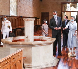 Sus Majestades los Reyes acompañados del Abad del Monasterio de Santa María de Poblet en el trascurso de su visita