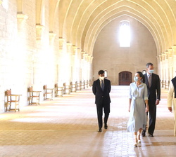 Sus Majestades los Reyes se dirigen a las Salas Góticas del Monasterio de Santa María de Poblet