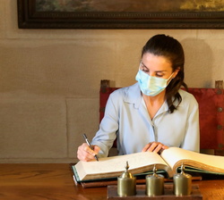 Doña Letizia firma en el Libro de Honor de Santa María de Poblet