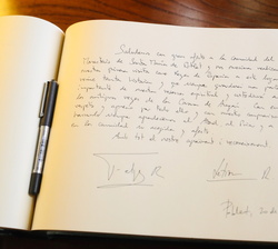 Firma de Sus Majestades los Reyes en el Libro de Honor del Monasterio de Santa María de Poblet