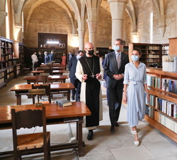 Don Felipe y Doña Letizia continuan su visita por las Salas Góticas del Monasterio de Santa María de Poblet