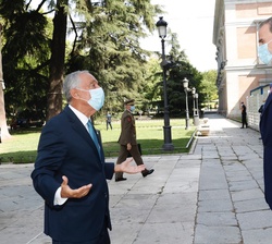 Su Majestad el Rey recibe el saludo del Presidente de la República Portuguesa, Marcelo Rebelo de Sousa, a su llegada al Museo Nacional del Prado