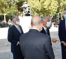 Don Felipe conversa con las autoridades asistentes al acto