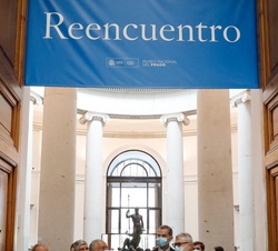 Su Majestad el Rey y el Presidente de la República Portuguesa durante su recorrido por la exposición "Reencuentro"