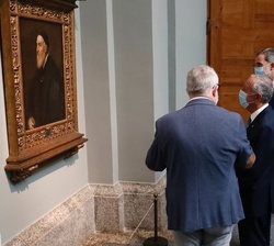 Don Felipe y el Presidente de la República Portuguesa, Marcelo Rebelo de Sousa, reciben explicaciones del director del Museo Nacional del Prado, Migue