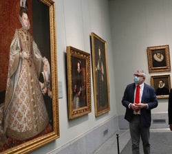 Su Majestad el Rey y el Presidente Marcelo Rebelo, atienden a las explicaciones del director del Museo 