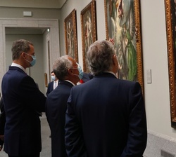 Don Felipe y el Presidente de Portugal observan una de las obras de la exposición "Reencuentro"