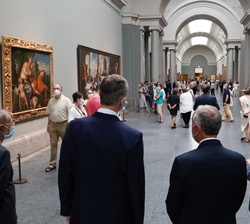 Su Majestad el Rey y el Presidente Marcelo Rebelo de Sousa recorren la galería el Museo Nacional del Prado