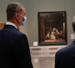 Don Felipe y el Presidente de la República Portuguesa durante su recorrido por el Museo. Al fondo "Las Meninas" de Diego Velázquez