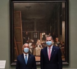 Fotografía de Su Majestad el Rey y el Presidente de la República Portuguesa, Marcelo Rebelo de Sousa, ante el cuadro de Diego Velázquez "Las Meni