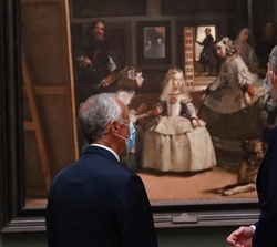 El Rey Don Felipe y el Presidente de Portugal, Marcelo Rebelo, observan el cuadro de "Las Meninas" de Diego Velázquez