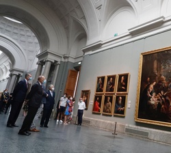 Don Felipe y el Presidente de Portugal observan la obra "Adoración de los magos" de Rubens