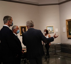 Su Majestad el Rey y al Presidente de la República de Portugal, Marcelo Rebelo de Sousa, atienden a las explicaciones del director del Museo Nacional 