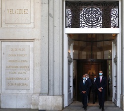 El Rey y el Presidente de Portugal a su salida del Museo Nacional del Prado