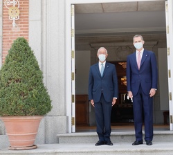 Su Majestad el Rey y el Presidente de la República Portuguesa, Marcelo Rebelo de Sousa, antes del almuerzo que mantuvieron en el Palacio de La Zarzuel
