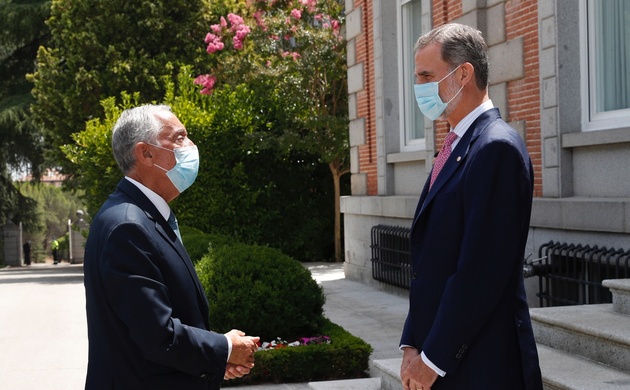 Don Felipe recibe el saludo del Presidente de la República Portuguesa, Marcelo Rebelo de Sousa, a su llegada al Palacio de La Zarzuela